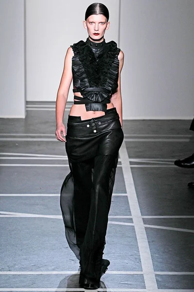 Look 16